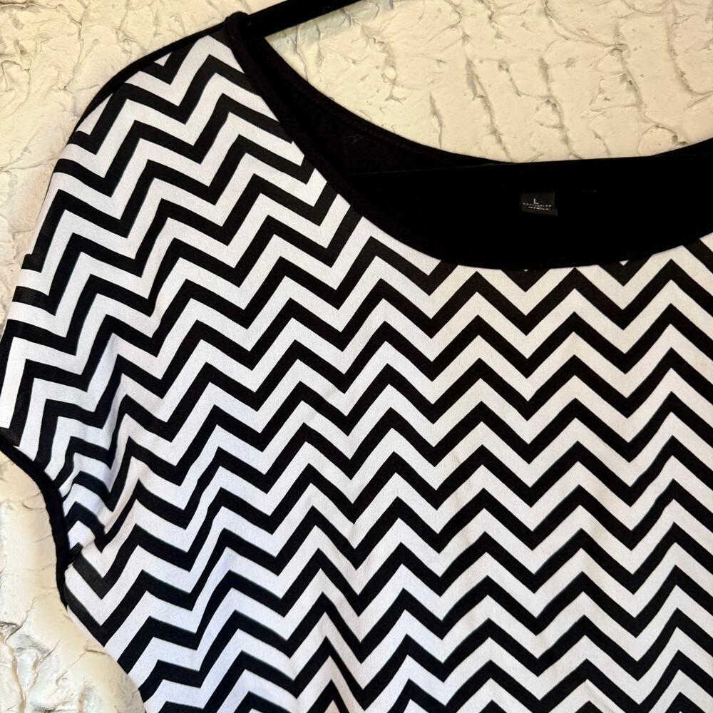Chevron Blouse Womens Large Black White Short Sleeve Geometric Top - Picture 2 of 7